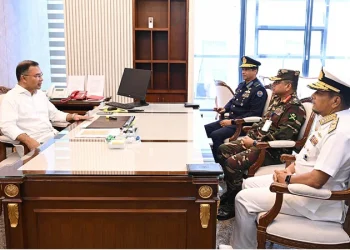 Chiefs of three services call on PM