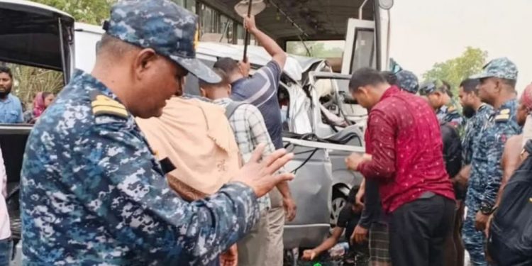 Bus-microbus collision at Bagerhat in Bangladesh 13 dead