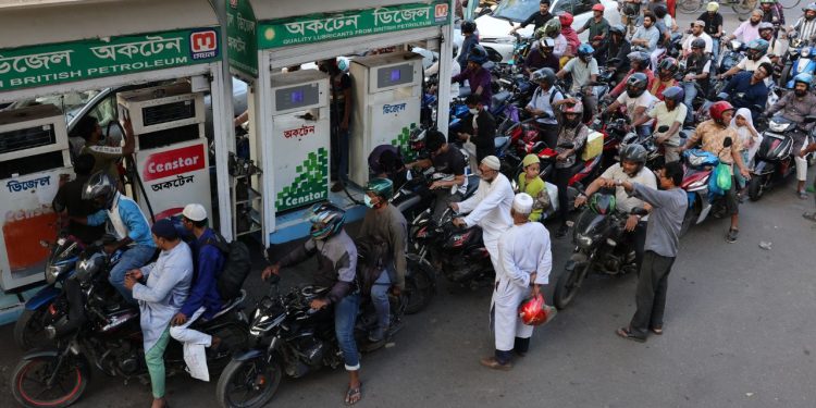 Most oil pumps closed in Bangladesh, fuel crisis intensifies