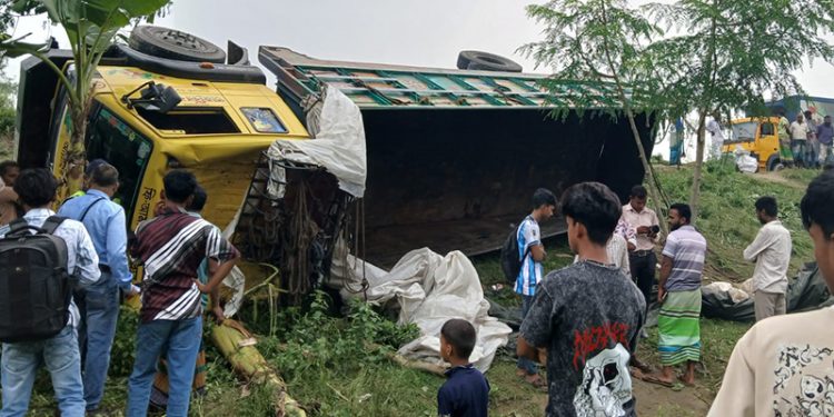 15 killed as truck loaded with rods overturns in Kalihati on Dhaka-Tangail highway in Bangladesh
