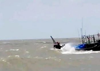 7 fishing trawlers sink in rough waves in Bay of Bengal, 48 fishermen rescued alive