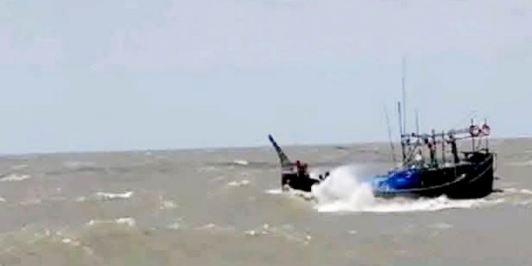 7 fishing trawlers sink in rough waves in Bay of Bengal, 48 fishermen rescued alive